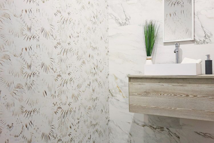 Bad mit Waschbecken und 3D-Wandfliese Decor Macchia Palm White 30 x 90
