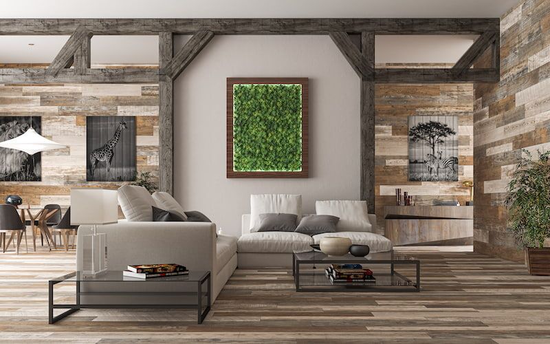 Rustikal eingerichtetes Wohnzimmer im Landhausstil mit Holzfliesen aus verschiedenen Dekoren