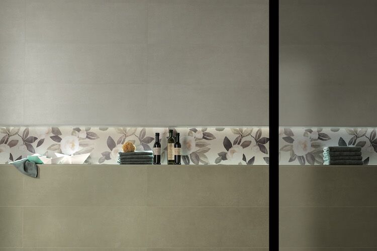 Kosmetikablage im Badezimmer mit Fliesen-Bordüren in floralem Motiv