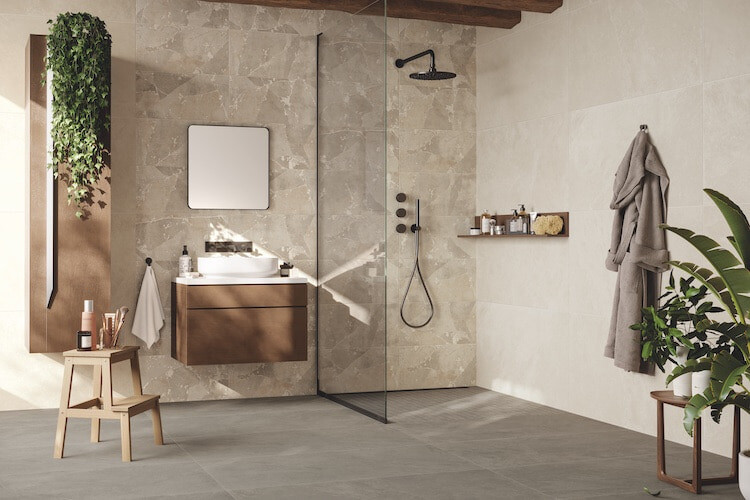 Badezimmer mit ebenerdiger Dusche und Fliesen in Brauntönen