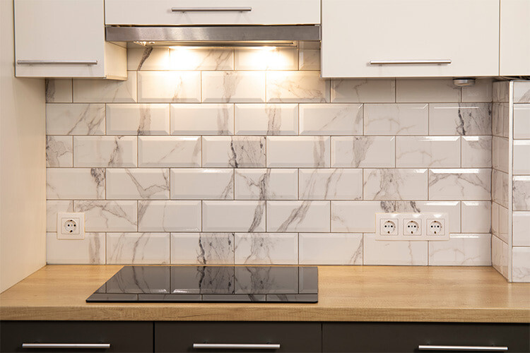 Küchenzeile mit grau-weiß melierten Metrofliesen