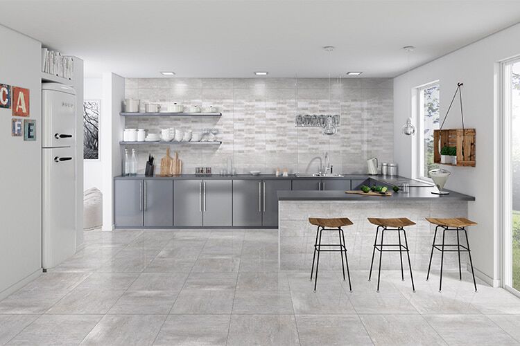 Moderne Küche mit grau-weißem Fliesenspiegel