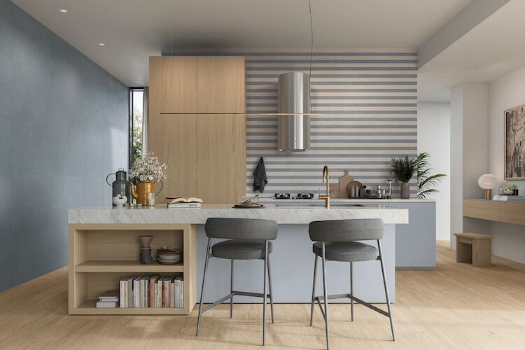 Moderne Küchenzeile mit blauen Wandfliesen in einfarbiger und blau-weiß-gestreifter Optik