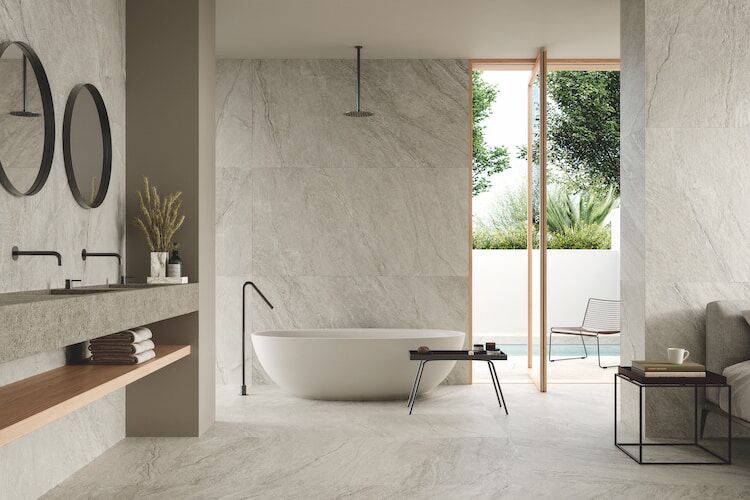Modernes helles Bad mit freistehender Badewanne & XXL-Fliesen am Boden sowie an der Wand