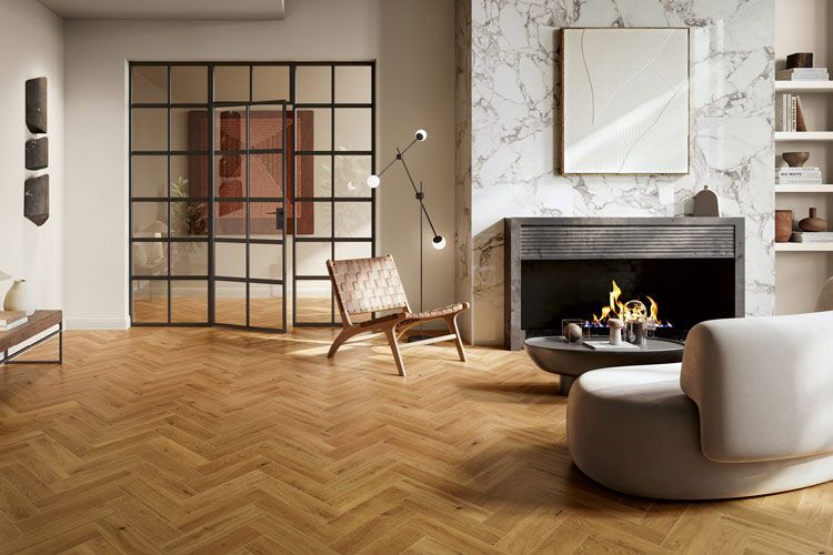 Wohnzimmer mit Holzoptikfliese aus der I Roveri-Kollektion