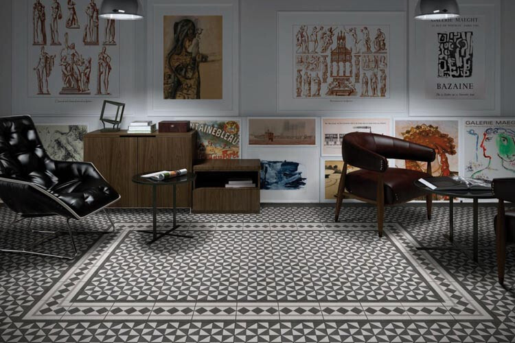 Raum mit schwarz-weißem Fliesenboden in Schachbrettmuster