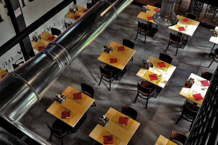 Restaurant in Draufsicht mit vielen Tischen & dunkler Bodenfliese Gravity Dark