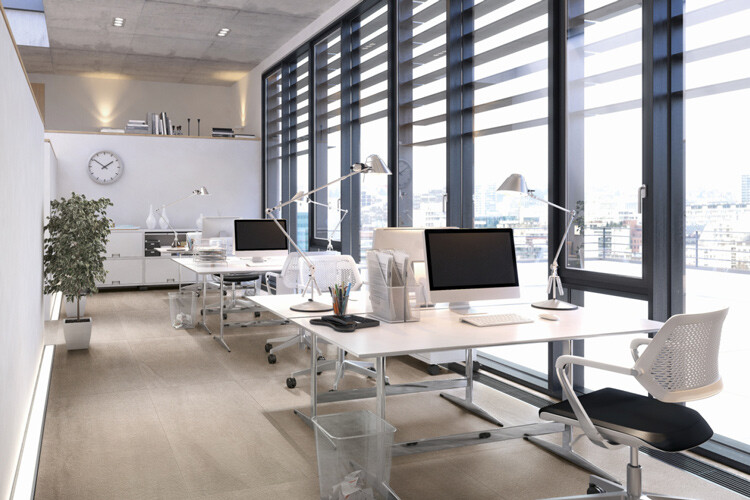 Großraumbüro mit mehreren Arbeitsplätzen & hellen Steinoptikfliesen
