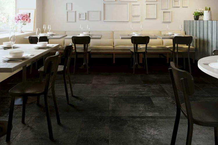 Café mit schwarzen Bodenfliesen Studio Corvino