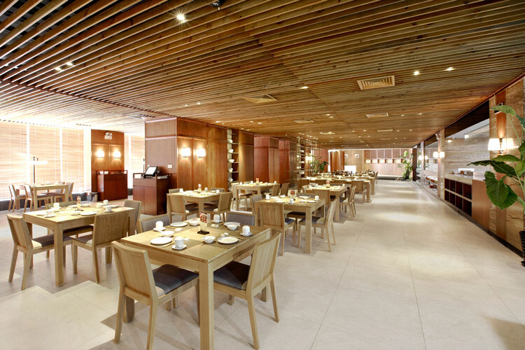 Hotel Speisesaal mit hellen Bodenfliesen der Serie Toscana