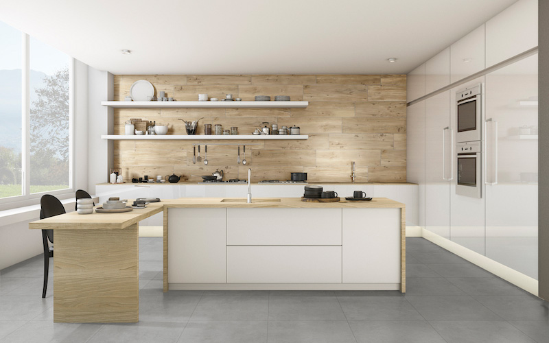 Wand- und Bodenfliesen in einer modernen, cleanen Küche mit großer Fensterfront