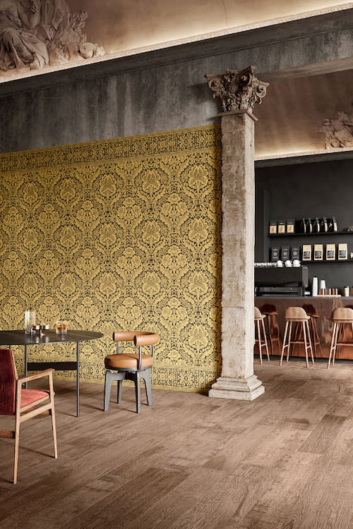 Blick auf ein Wallpaper-Dekor in einem Café mit Sitzgelegenheiten und einer Bar im Hintergrund