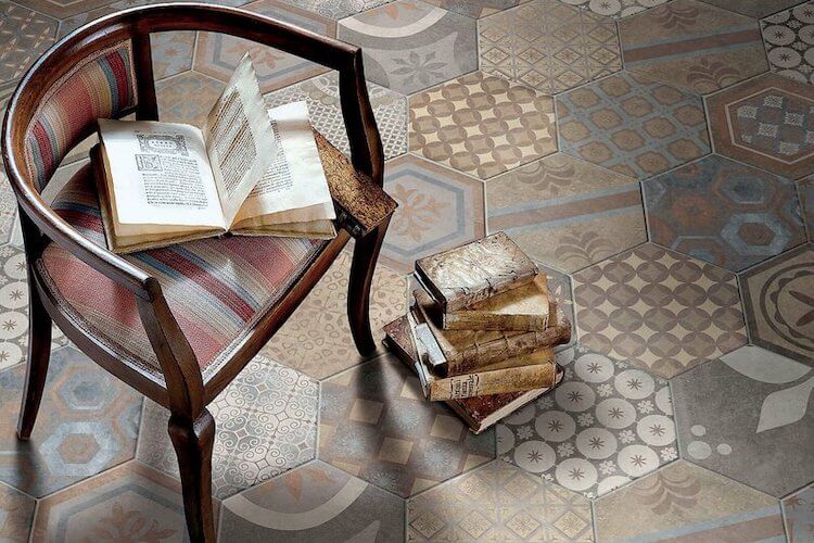 Rutschsichere Bodenfliesen New Orleans Esagona French Quarter Royal Street in der Draufsicht mit einem Stuhl, auf dem Bücher liegen.