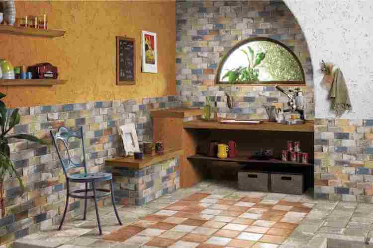 Südländischer Charme durch gewagte Muster mit Fliesen in warmen, kräftigen Farben in einer kleinen Küche mit einem halbrunden Fenster